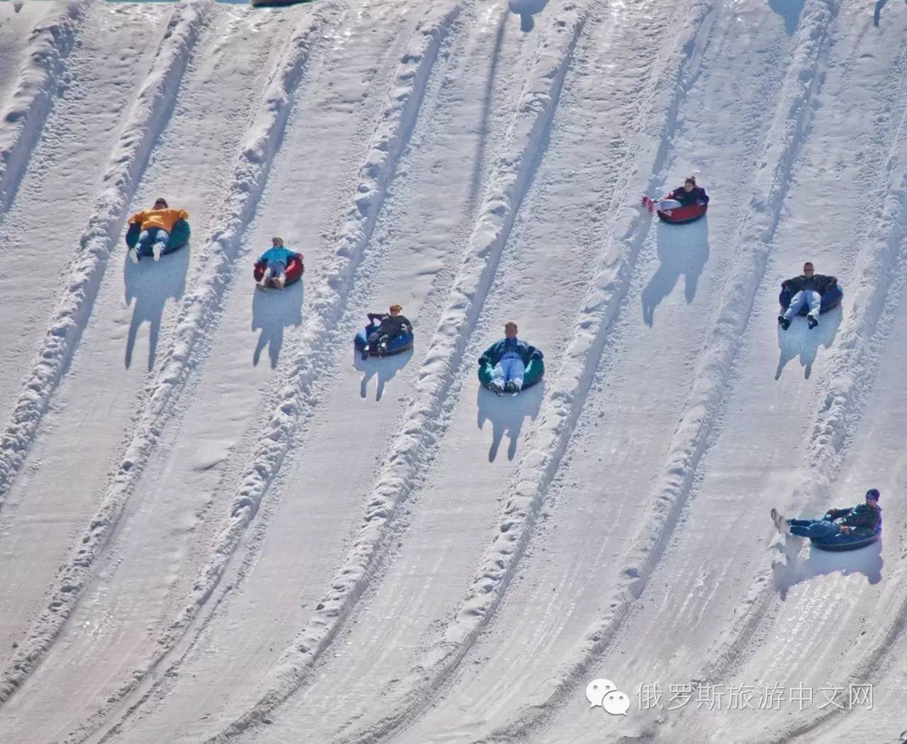 滑雪圈,俄罗斯冬天里最受欢迎的活动,公园,游乐场,还有小雪坡,好多