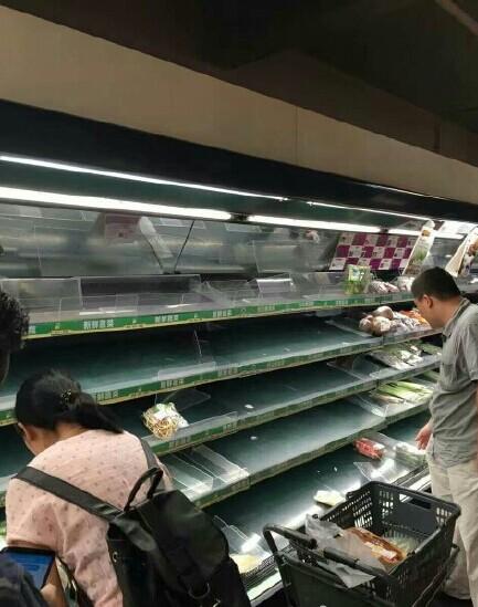 台风将至 深圳市民囤货买空超市