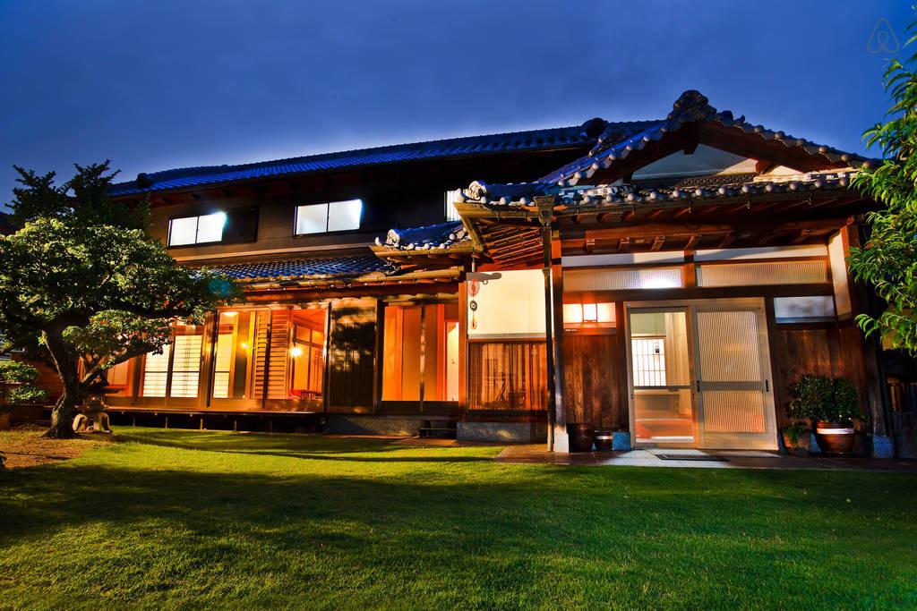 坐落着这样一所古典和现代并存的日式住宅
