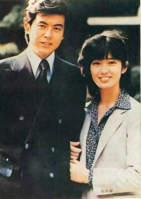 1980年,山口百惠披着纯白的婚纱,站在镜头前,对着亿万观众宣布,她愿意