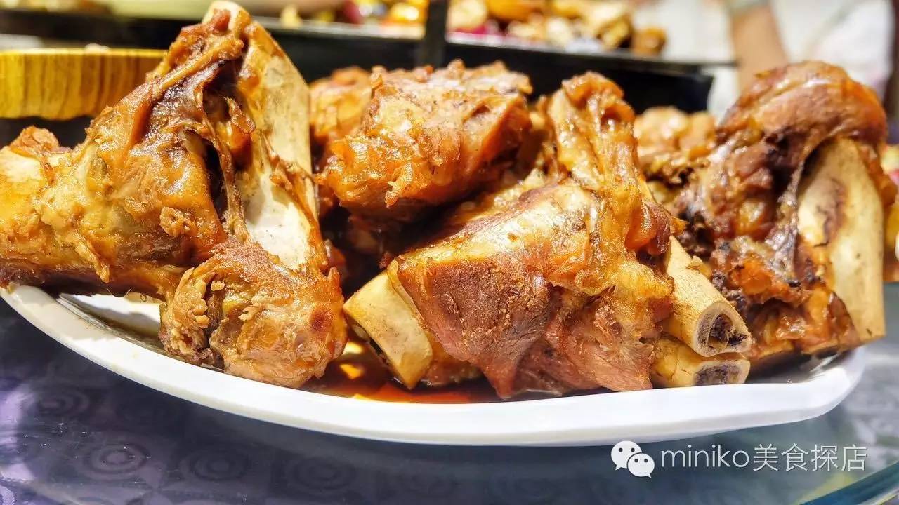 说得真对:巴骨肉最香～～吃完肉再用吸管吸取棒骨中保留完整的骨髓,想