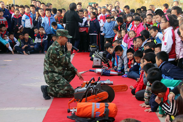 新疆克拉玛依市公安消防支队白碱滩区大队为克拉玛依市第十六小学近千