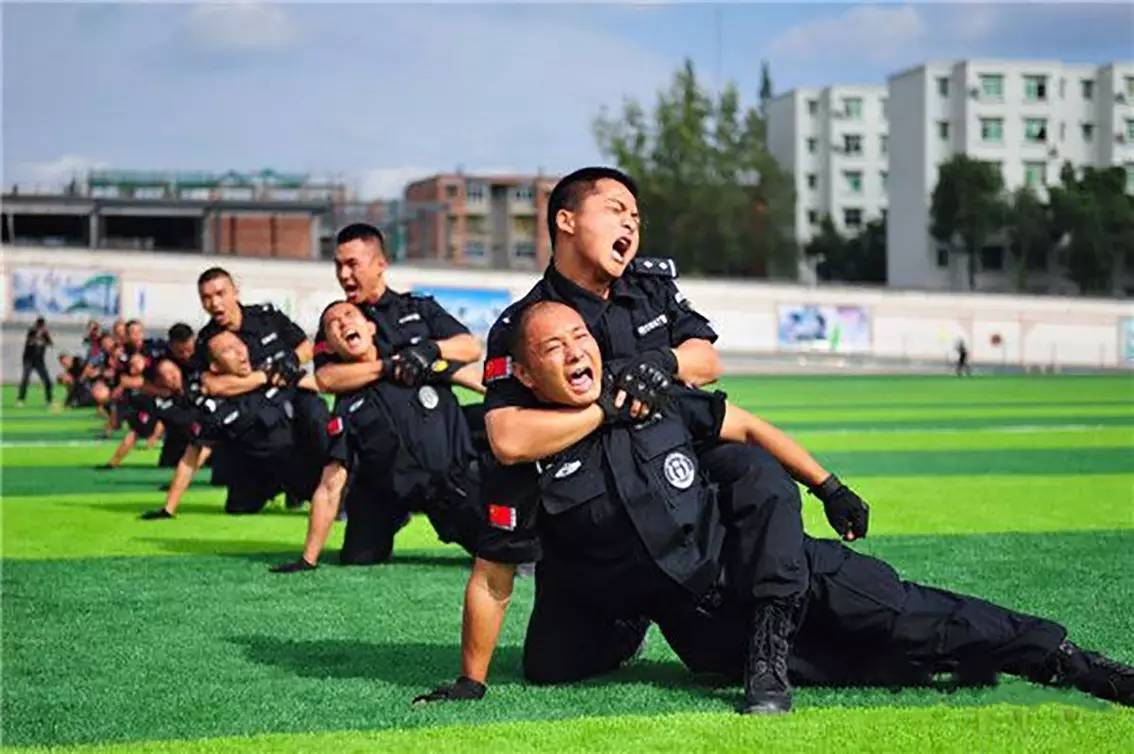 民警倒地后冷静应对,扼腕,夺刀,锁喉,几个回合下来,民警终于将其制服.