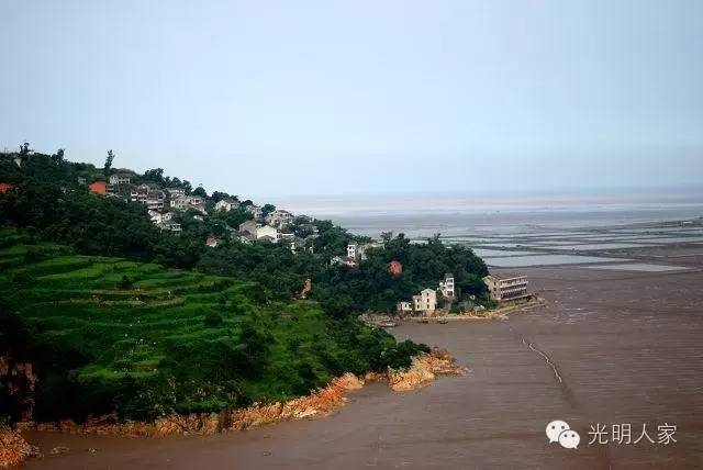 东临东海,南濒鳌江口,西靠鳌江镇墨城,北迎瑞安飞云江口,距平阳县城