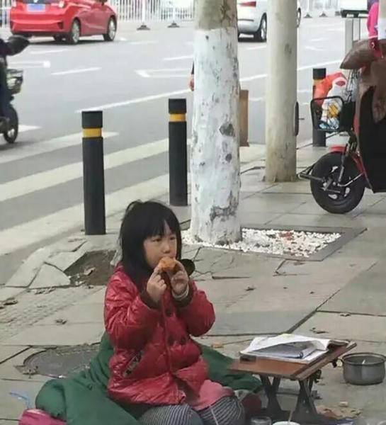 小孩子要饭心酸的照片图片