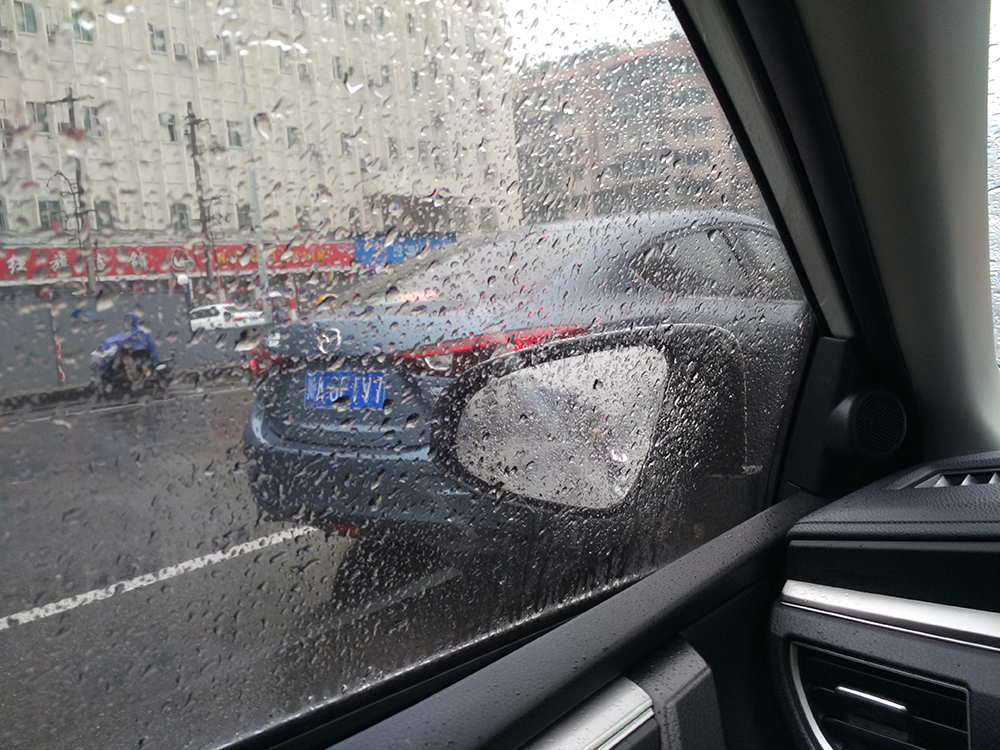 下雨天隔着车窗图片图片