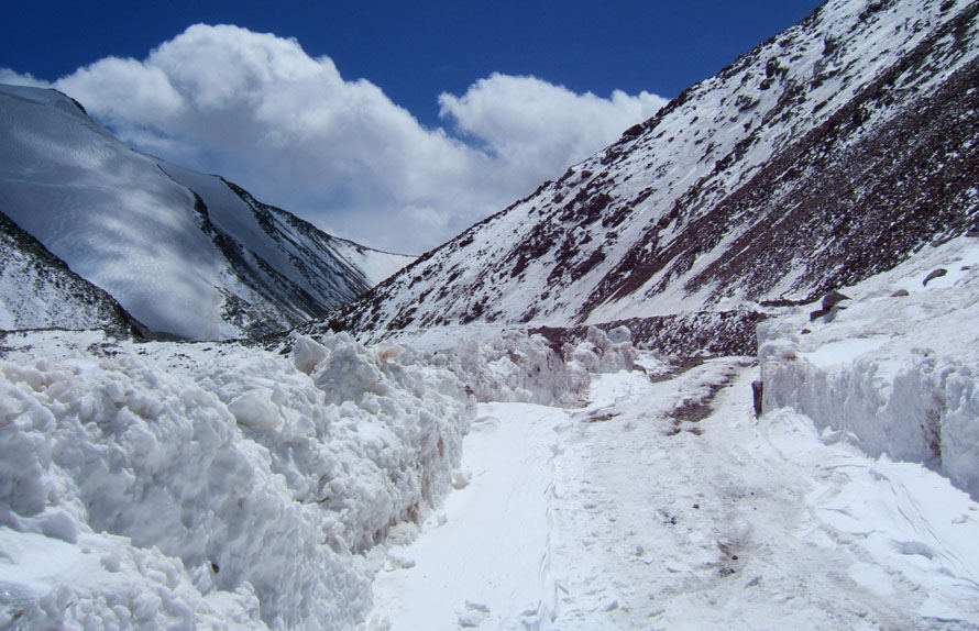 宁金抗沙峰宁金抗沙峰海拔7206米,位于西藏自治区江孜县,仁布县