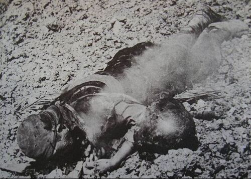 1945年3月,硫磺岛战役中,美军大兵身旁被击毙的日军尸体
