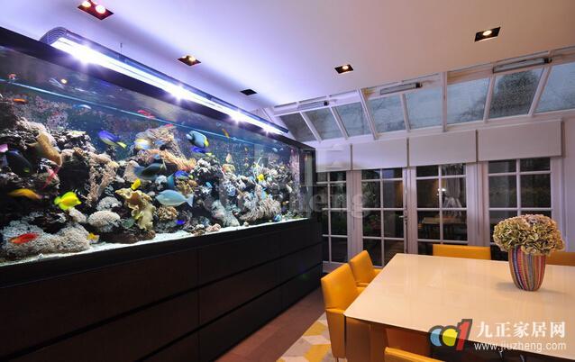 四,在餐厅鱼缸摆放风水图中,鱼缸的选择不能过大,太大的鱼缸会储存