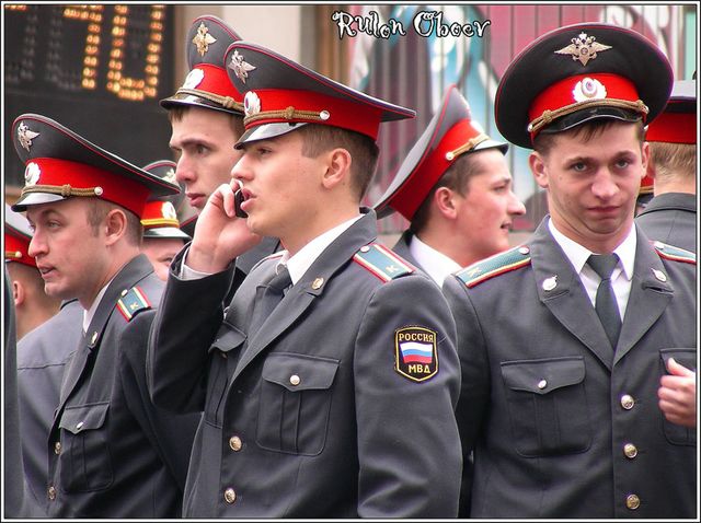 实拍俄罗斯警察,不管美女帅哥,都有普通人的一面