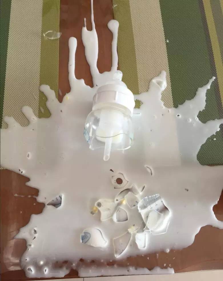 奶瓶被打碎的图片图片