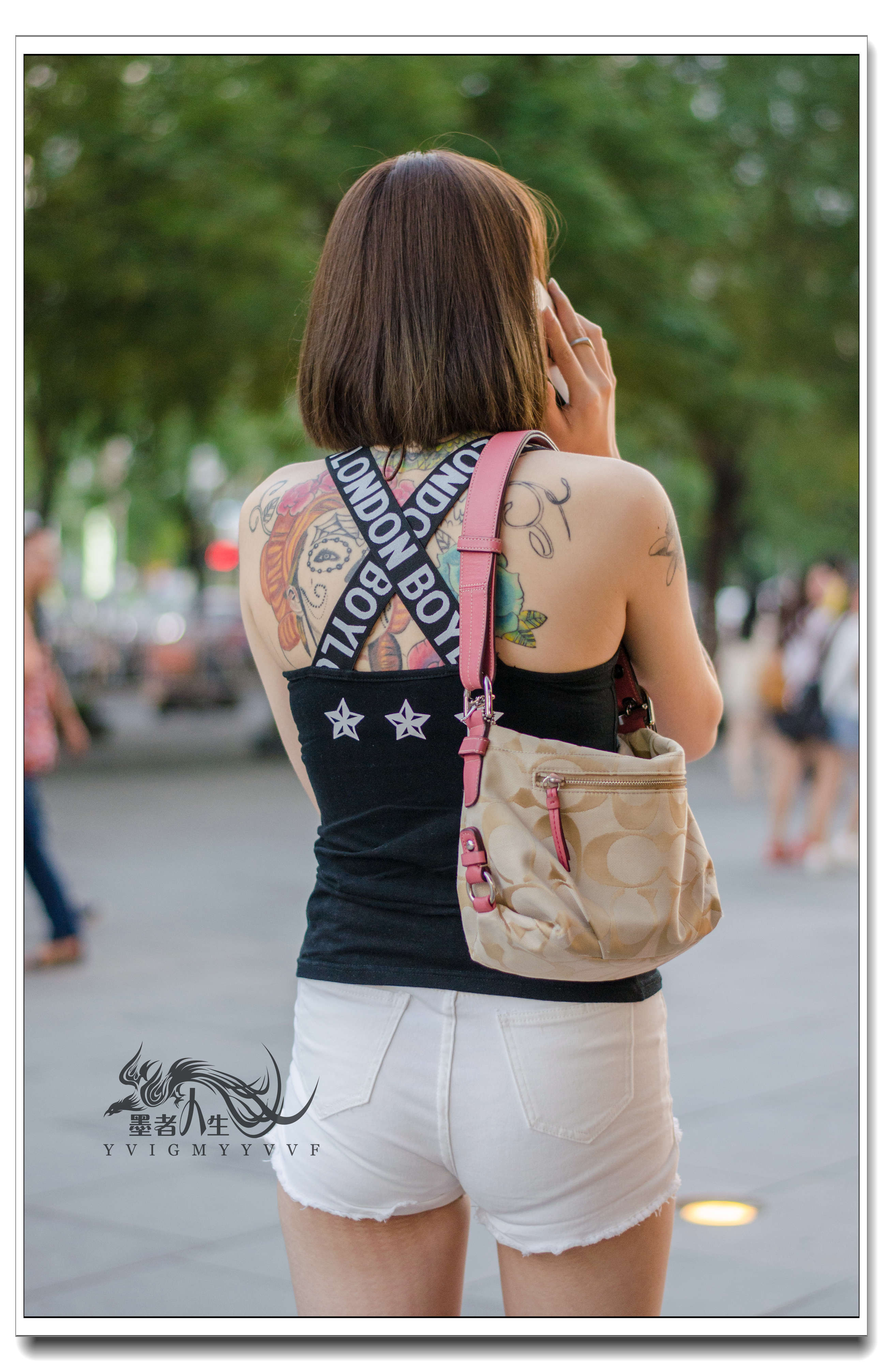 街拍:时尚个性的短发纹身姑娘