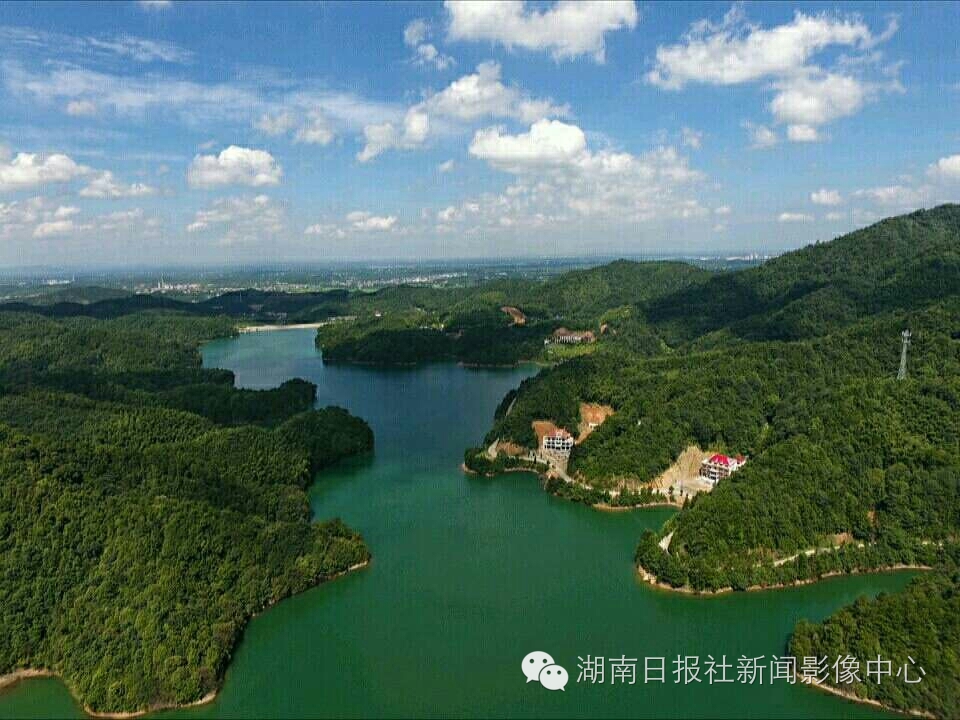 长沙县江背镇乌川湖之山水风情.张建平 摄