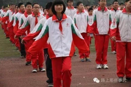 中小学校服以后要变成这样 你还说丑吗?