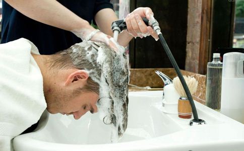 男人洗头发的最佳时间1,洗头最佳的时间是晚上9点因为晚上10点到凌晨2