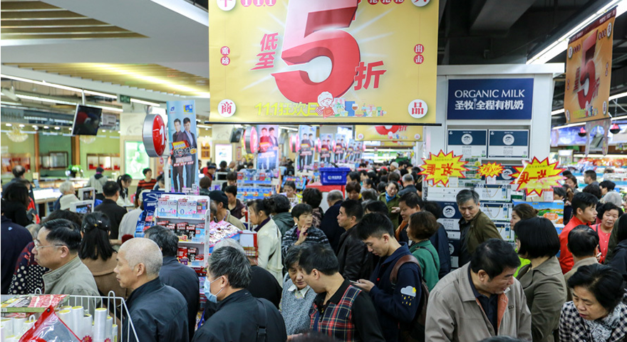 杭州超市五折促销 引发抢购热潮