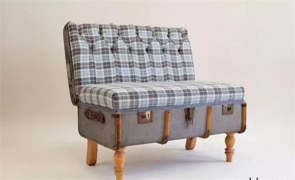 从形状上来讲,行李箱最简单的变身,就是成为沙发和凳子