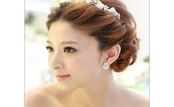 打造成很有韩式风格的新娘发型,唯美又不失浪漫气息,斜刘海的设计,修