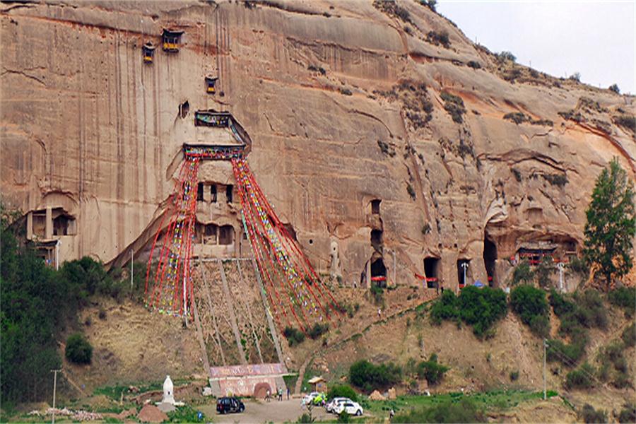 张掖马蹄寺石窟,马蹄寺,也叫普光寺,建于东晋十六国时期的北凉,距今已