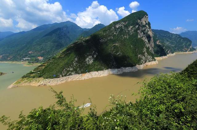 屈原昭君传,后有夏明翰;新镇筑两岸,再造青泄滩.