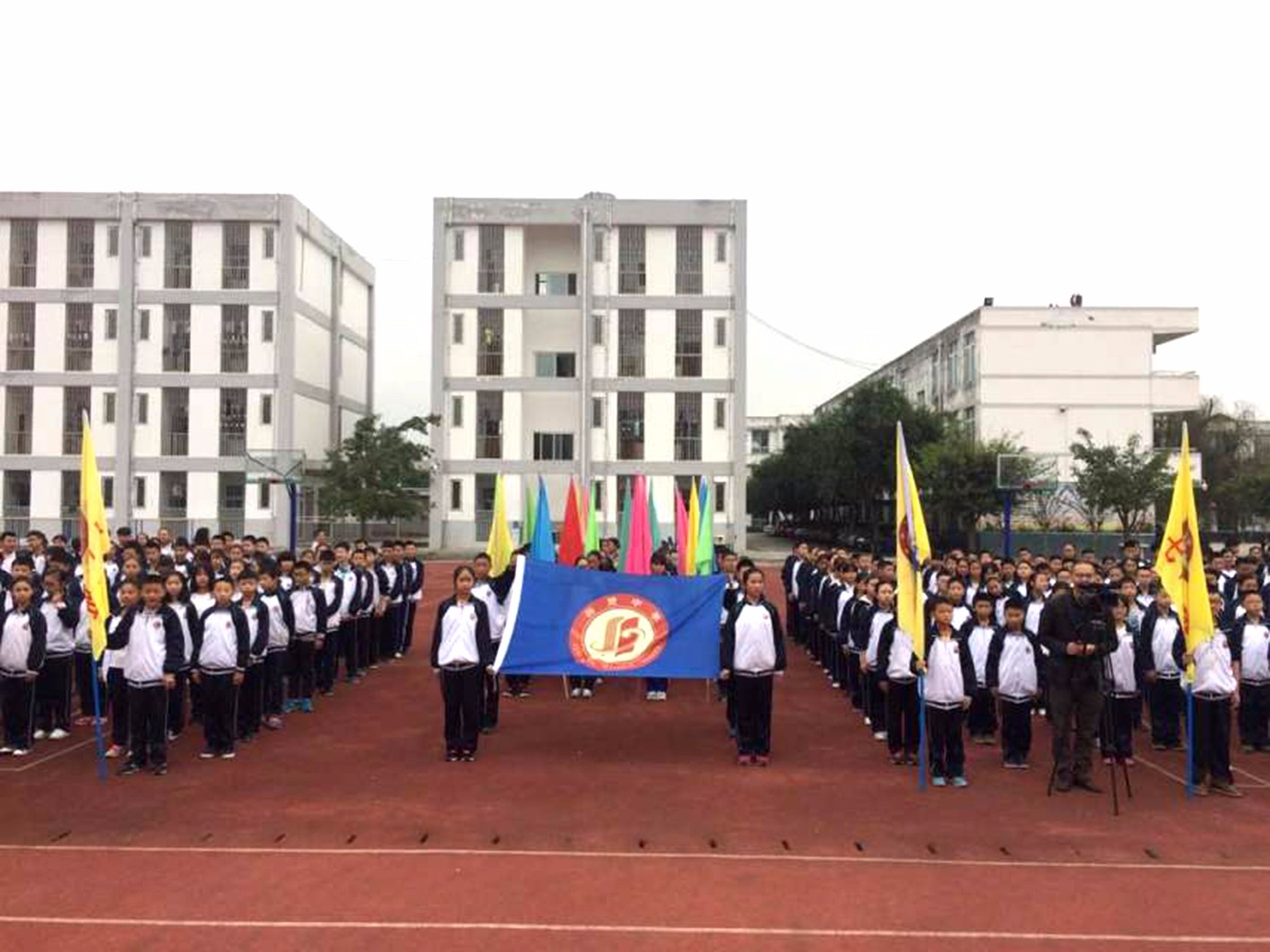 兴贤中学回龙小学宝林小学首先我们来看看各个学校的开场方阵吧这些在