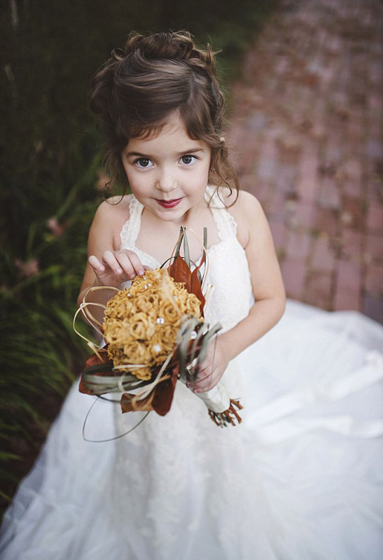 小女孩穿婚纱拿花照片图片
