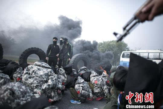 小兵绑架夏令营图片