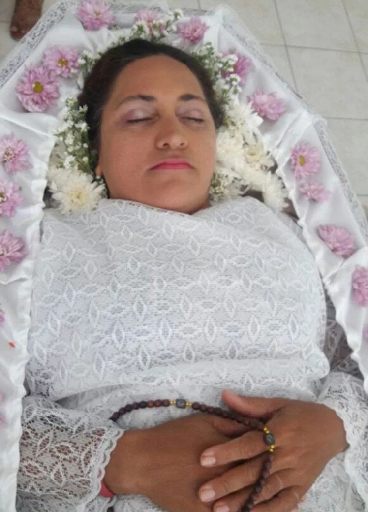国外美女的葬礼图片