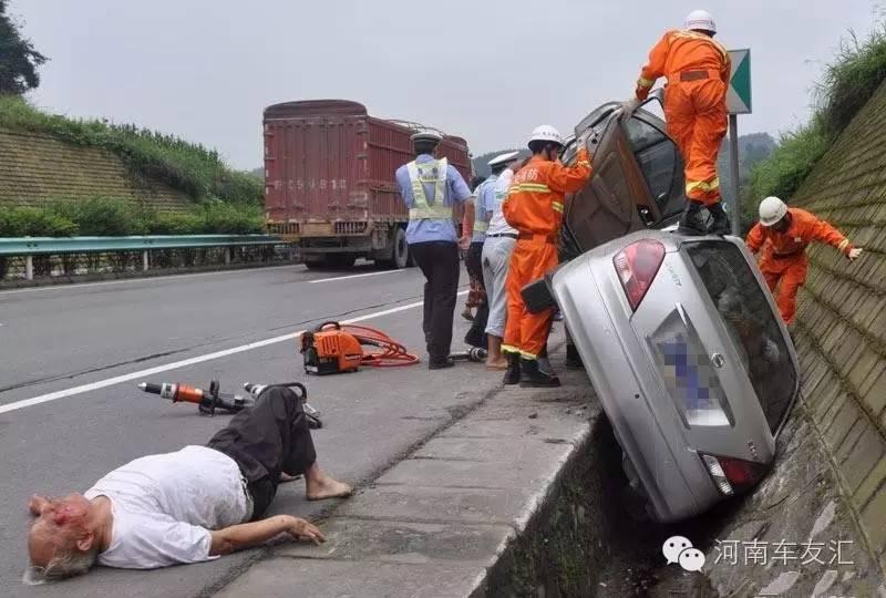 结果:交通事故责任认定李某饮酒驾驶电动车,闯红灯,逆行承担交通事故