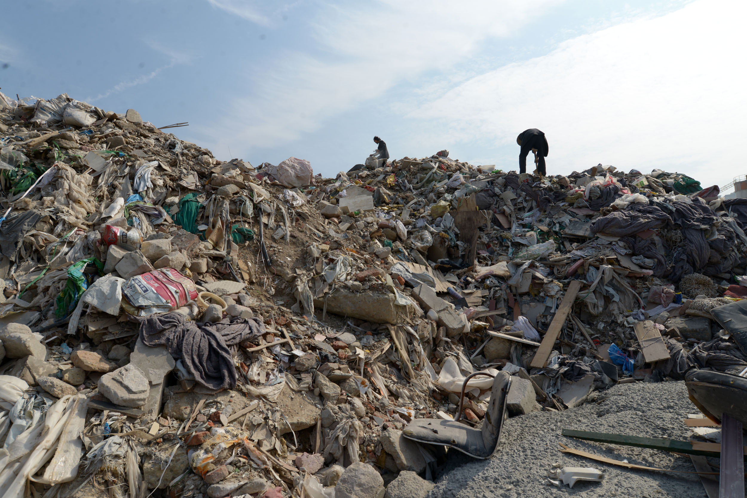 万达广场建筑工地数百吨建筑垃圾堆成另类风景
