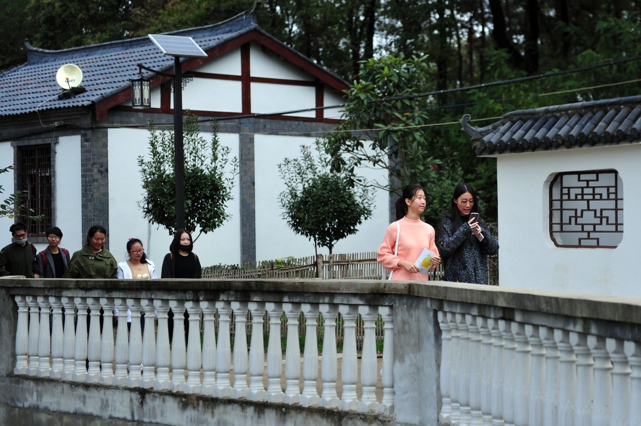 同学们了解到,杜堂村曾是个经济落后的小山村.