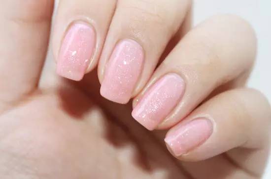 step:用粉色带珠光的指甲油涂在每一个指甲上.