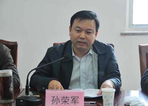 孙荣军率团参观学习扶贫开发工作