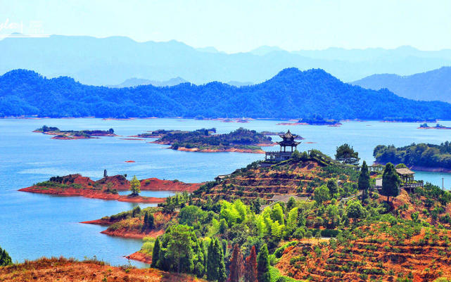 岛上山顶有一座密山禅寺,密山禅寺位于东南湖区上的密山岛,距千岛湖镇