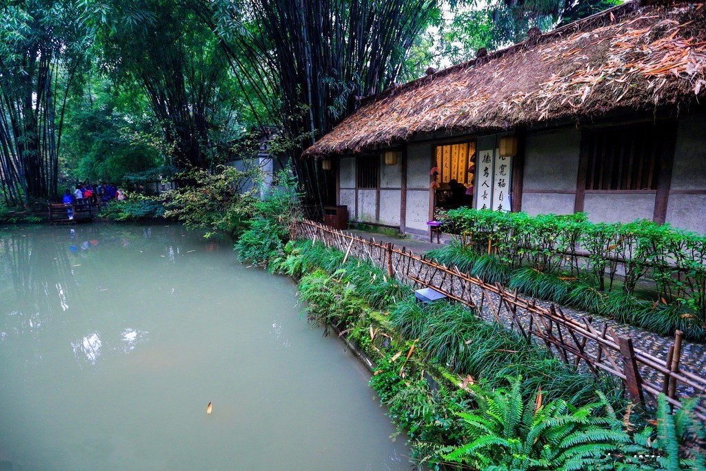 竹林篱笆小院,茅草屋,门口一小片池塘,很诗意的一个地方