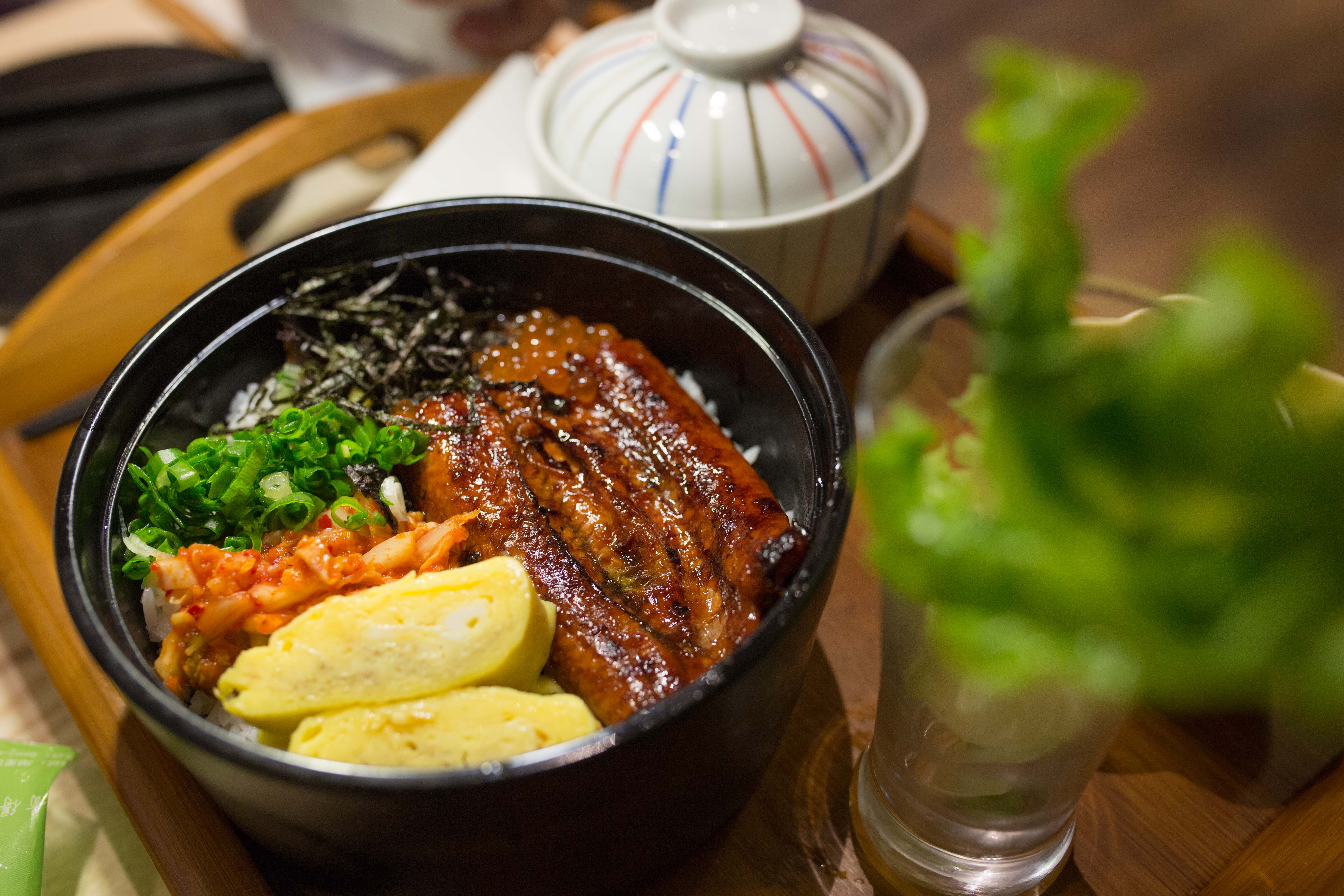 【蒲烧鳗鱼丼】鳗鱼饭小家碧玉般的纯在,香嫩多汁的鳗鱼跟米饭的结合