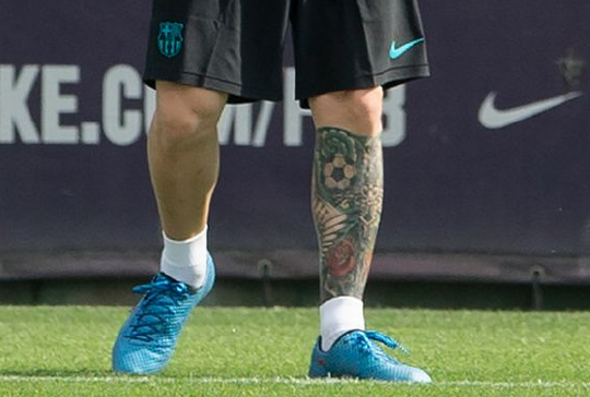 咋!金左脚穿上一只袜 梅西奇葩新纹身是什么玩意?