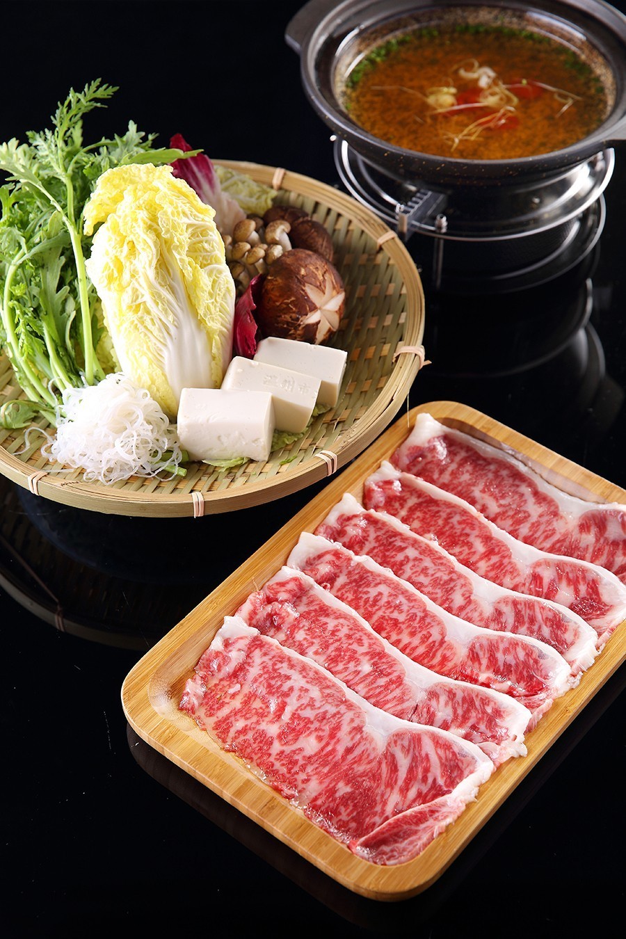 和牛寿喜锅和牛的肉多汁细嫩,肌肉脂肪中饱和脂肪酸含量很低,风味独特