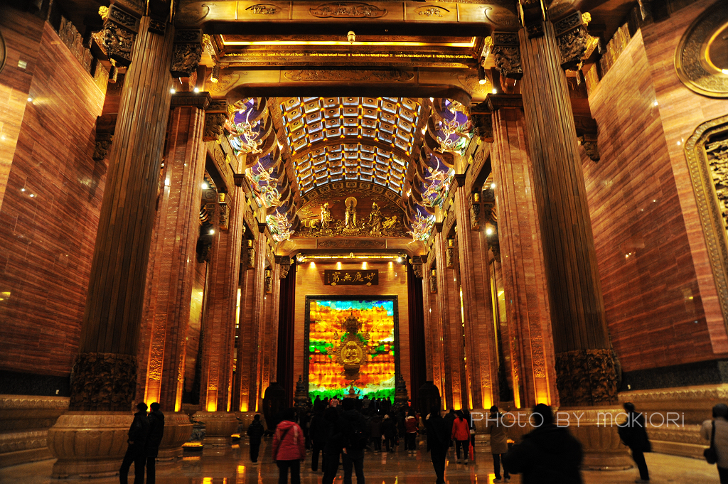 七彩琉璃墙……包括最有名的表演吉祥颂的梵宫大天顶,不知道还在不在