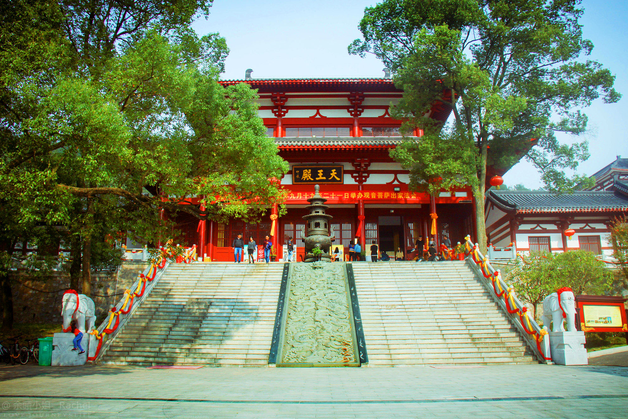 明朝侍部朱延立早年就读寺中,清代咸宁知县陈焕世曾留有"潜山寺怀古"