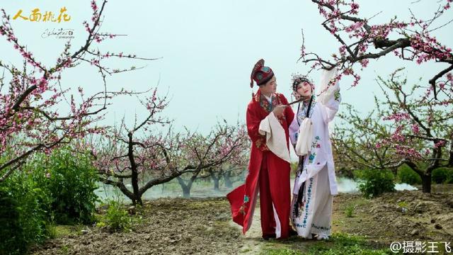 年轻男女以京剧戏装亮相拍摄《人面桃花》戏曲人像