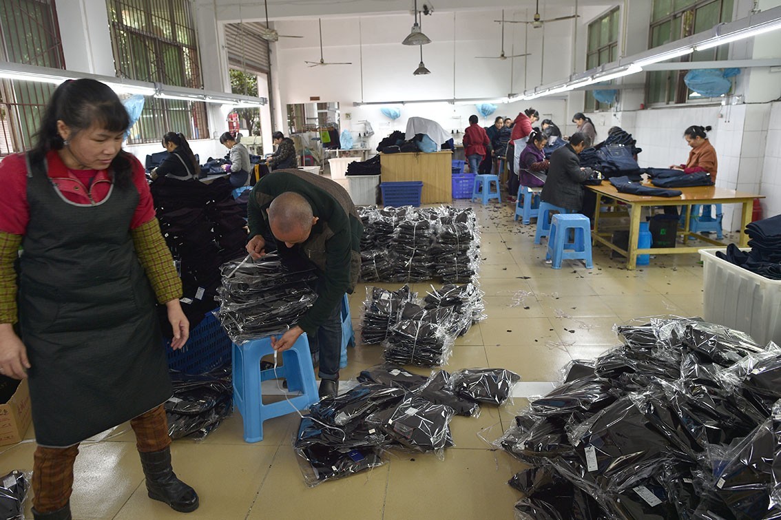 从昨天下午开始,郫县淘宝村里的服装厂对成品仔细验货包装