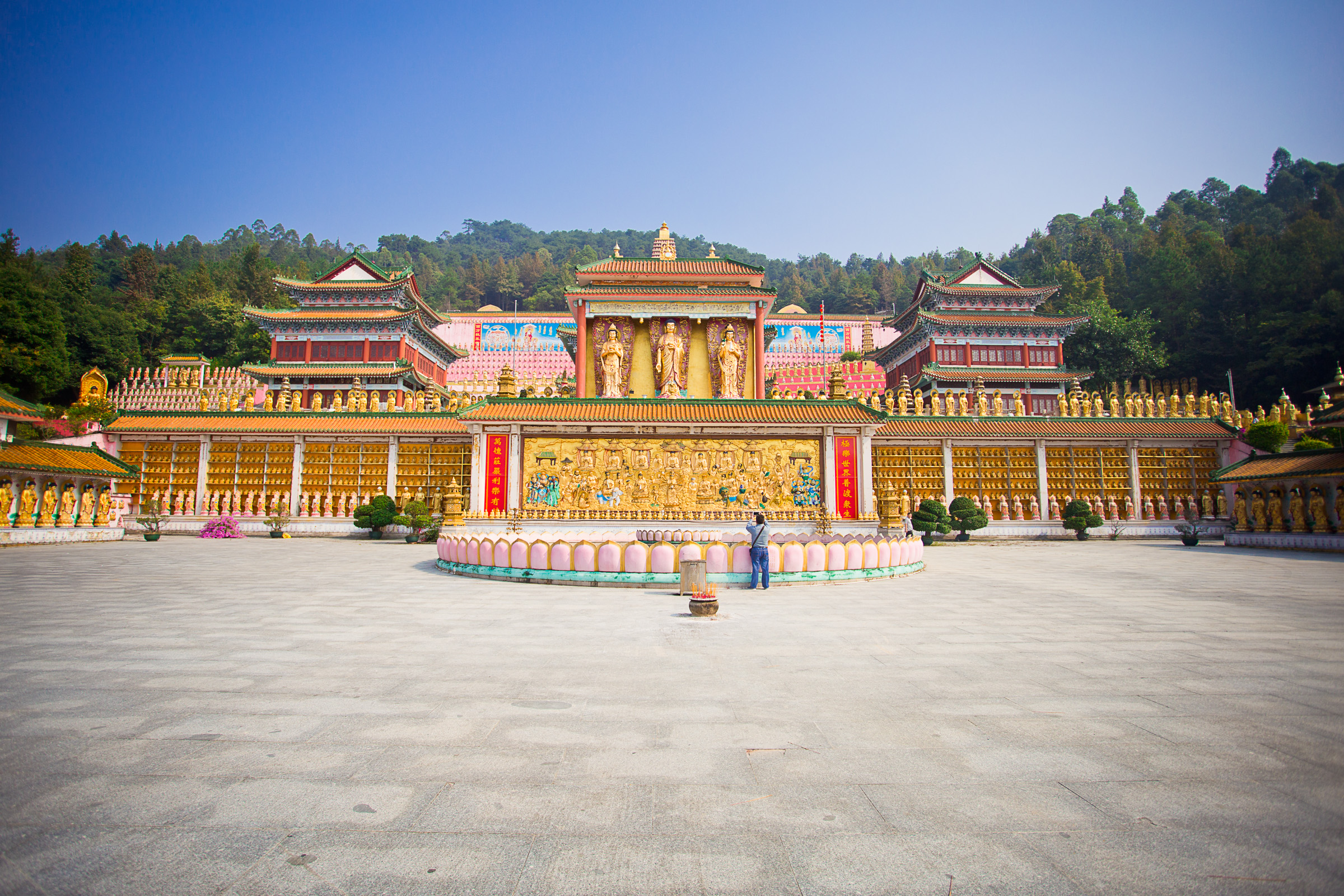 阳山县就有一座粉红色的"北山古寺,始建于明嘉靖年间,属于佛教禅宗南