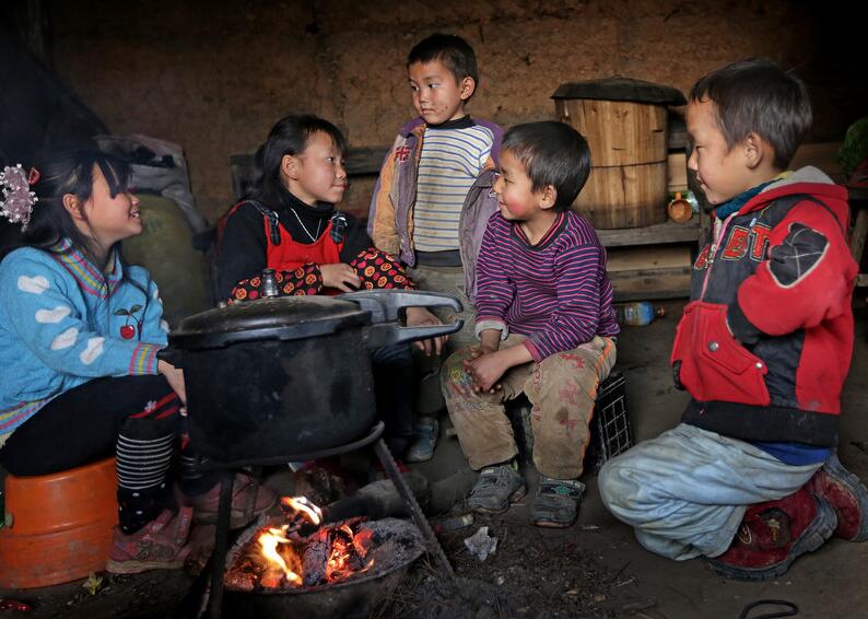 自己做饭的农村留守儿童小孩:我们不得不自立早熟