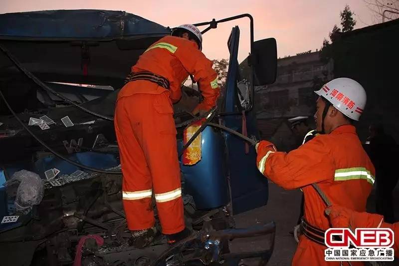 鹿邑消防大队接到110转警称,太清宫镇311国道东吕庄方向发生一起车祸