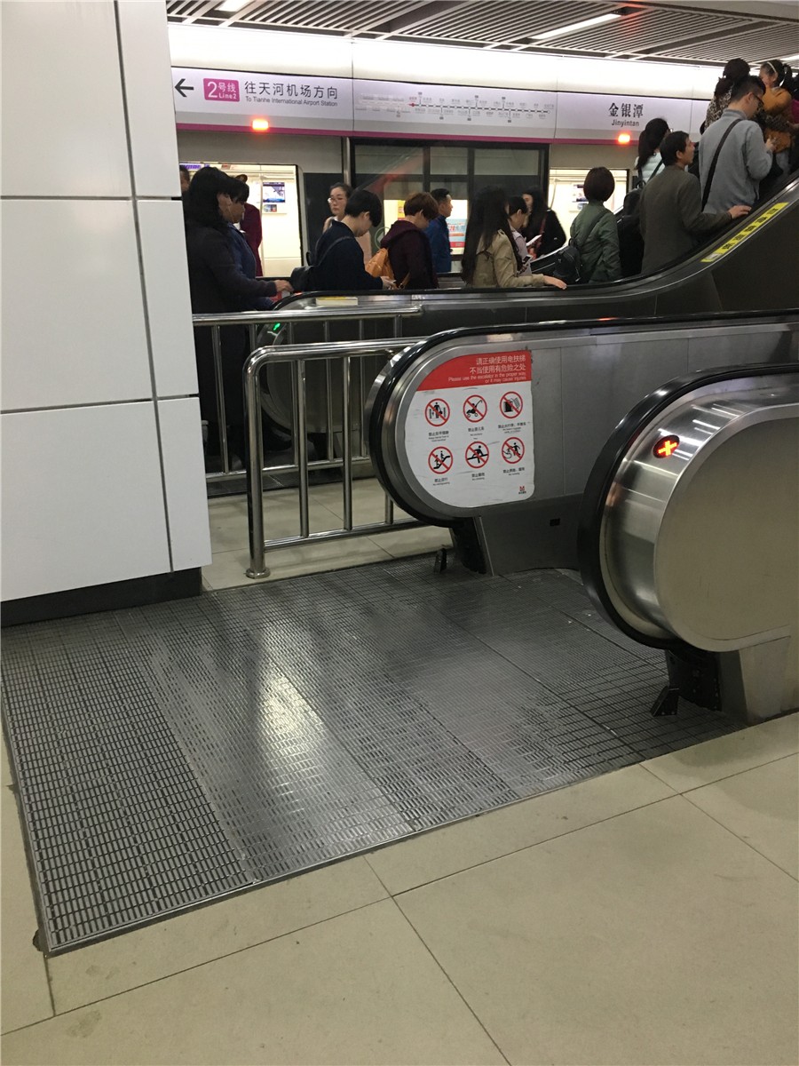四个貌美如花的编辑在武汉地铁丢了10本书,结果