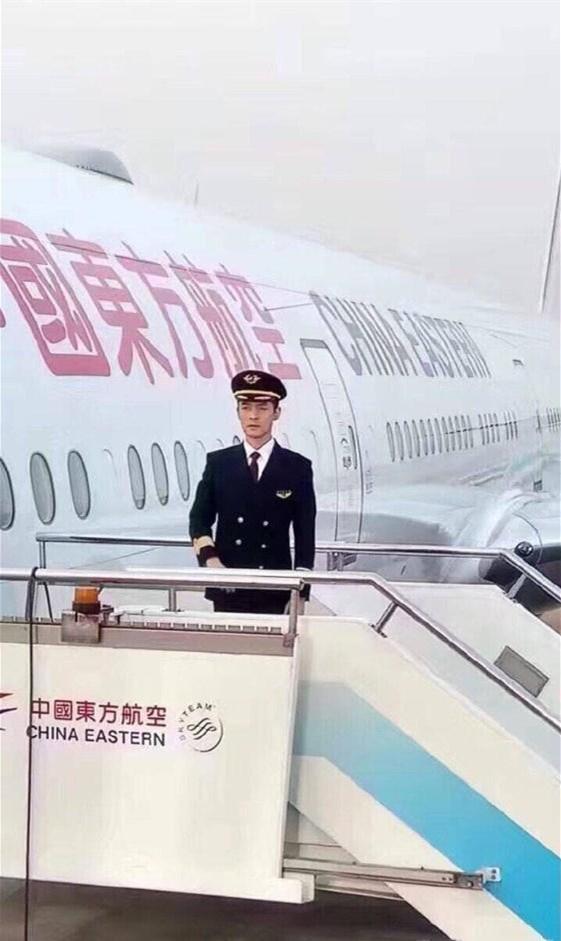 这回看来也要代言航空了 迷妹们想想都知道胡歌穿起制服有多帅吧