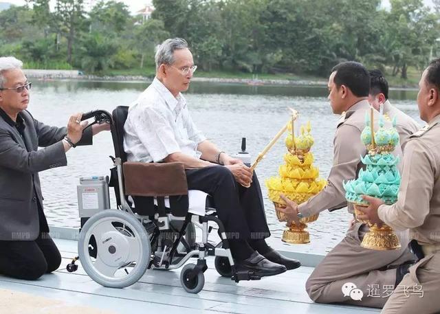 泰国国王王遗体座姿图片