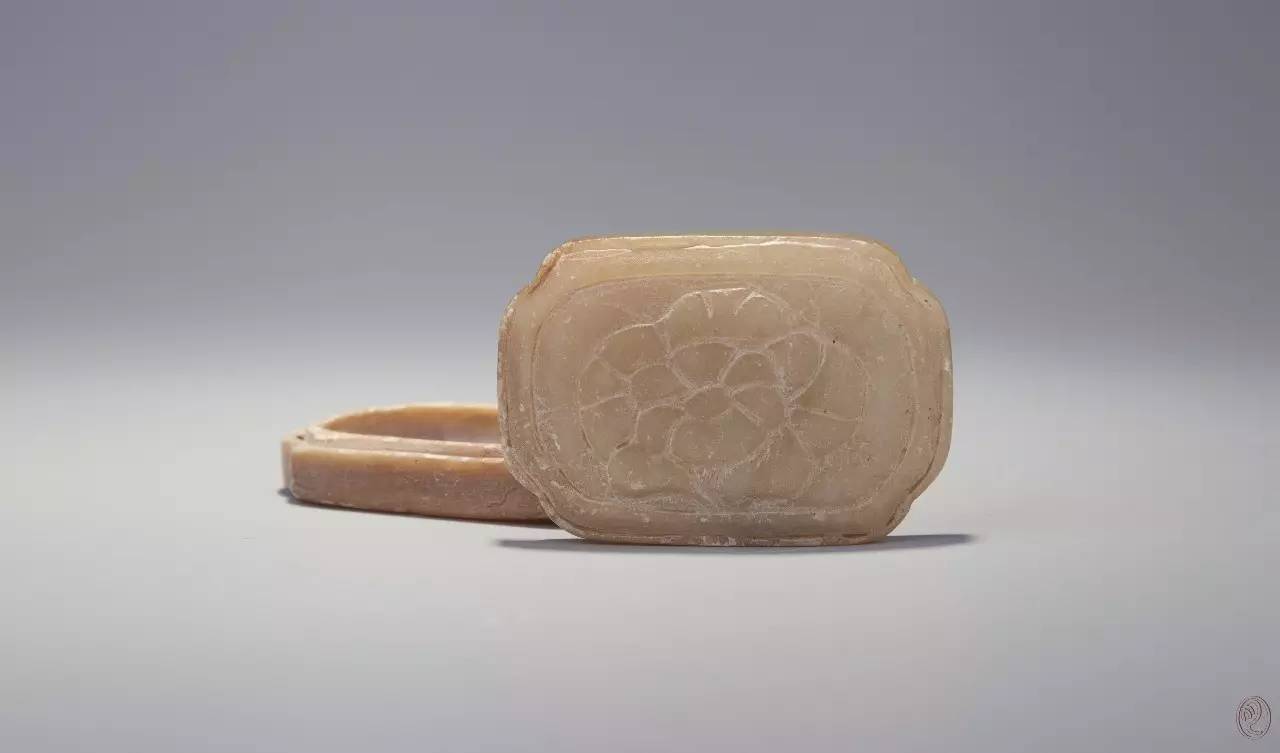 是唐代的滑石产品,关于石质器物在我们之前的拍卖中涉及较多的是豹斑
