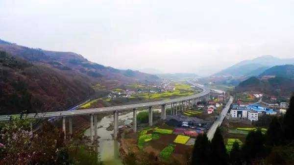 华丽高速公路隧道最长起止:华坪县荣将镇—丽江华丽高速公路是国家